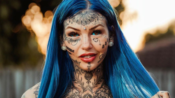 Tattoo-Aussie was wekenlang blind nadat ze haar ogen blauw liet tatoeëren