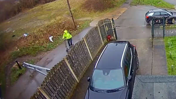 Ouch: snelheidsduivel op elektrische step keihard gevloerd door slagboom