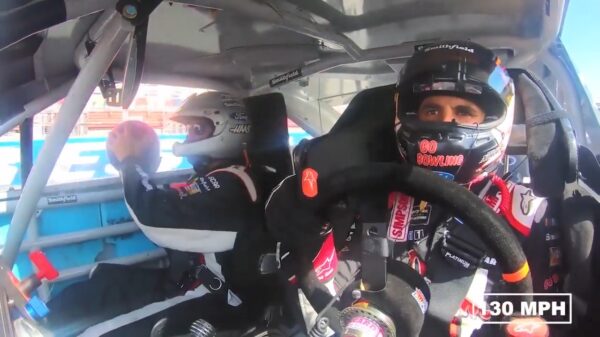 Echte mannen bowlen door met teringhoge snelheid uit een raceauto een strike te gooien