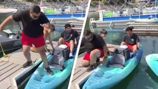 Zo stapt iemand met een motoriek van een zak aardappelen in een kajak