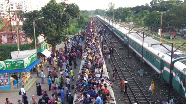 Bangladesh wordt geteisterd door ontelbaar treinsurfers