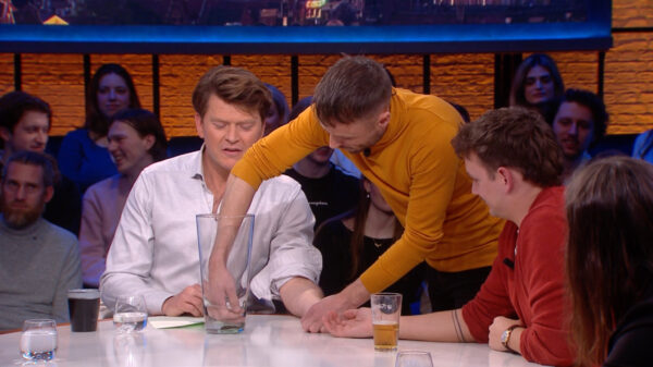 Sensatiezoeker Beau laat live op tv een bloedzuiger op z'n slagader zetten