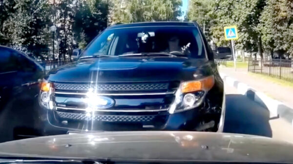 Hij dacht brutaal de file te omzeilen maar het werd toch een 'walk' of shame