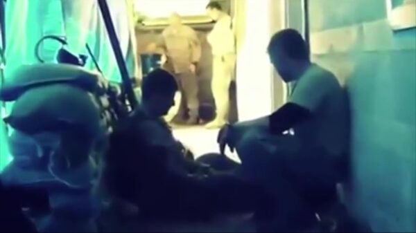 Soldaat in Afghanistan ontsnapt aan de dood na beschieting door scherpschutter