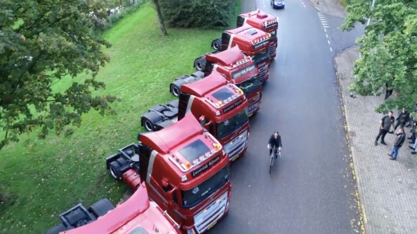 Collega's vormen erehaag met vrachtwagens voor een veel te vroeg overleden collega