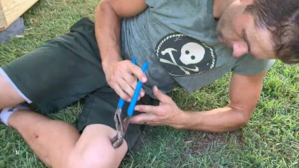 Per ongeluk een spijkerpistool op je been laten afgaan is het allerslechtste idee van vandaag