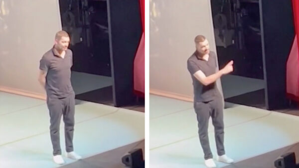 Beelden: Theo Maassen stuurt 3-jarig kind de zaal uit tijdens show in Antwerpen