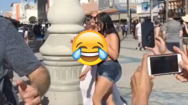 Deze twee vriendinnen staan na hun operaties altijd in de schijnwerpers