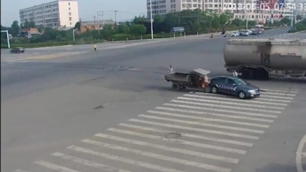 Autonome tuk-tuk neemt wraak op de auto die hem aanreed