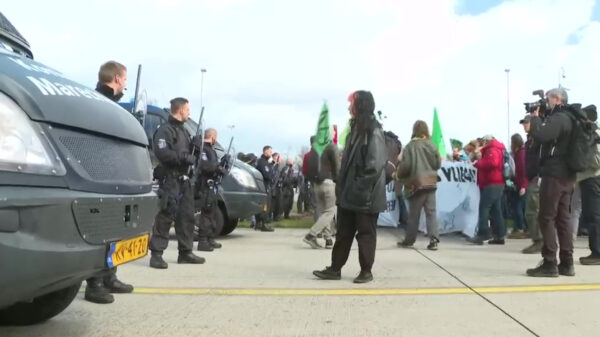 Powned op bezoek bij de blokkade van Eindhoven Airport door Extinction Rebellion