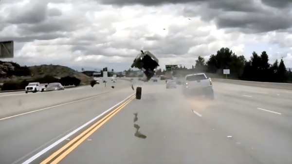 Losgeraakt wiel slingert een Kia in Californië metershoog de lucht in