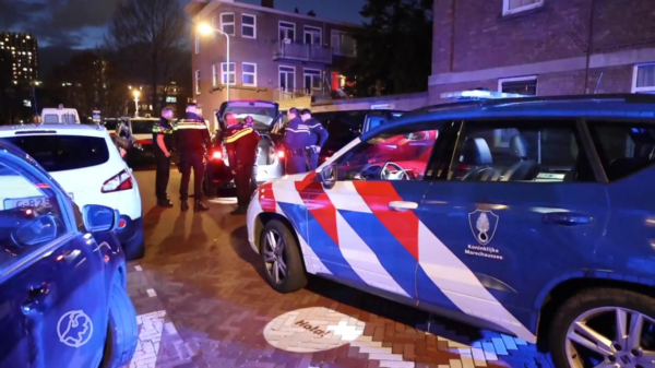 Vluchtende bestuurder ramt geparkeerde auto in Den Haag, inzittenden er te voet vandoor