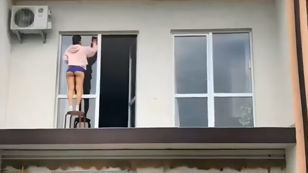 De hele straat staat mee te gluren als de buurvrouw de ramen lapt