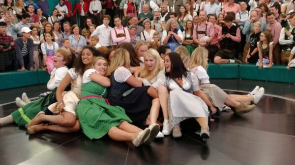 Charmante jonkvrouw in dirndl wint wedstrijdje op deze duivelse draaischijf