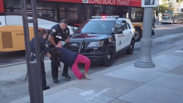 LHBT-dief steelt van dakloze veteraan en schreeuwt om zijn moeder tijdens arrestatie