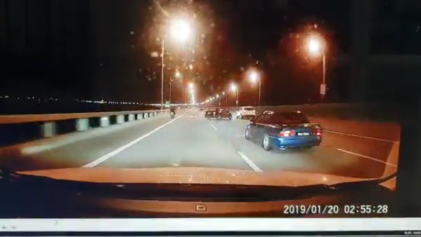 Automobilist ramt dankzij langzaam rijdende auto een SUV van een brug af