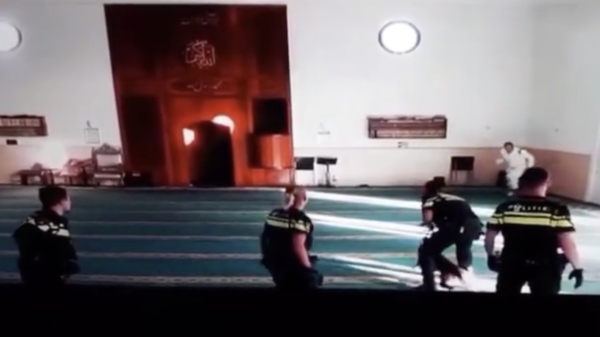 CCTV: verdachte valt agenten én politiehond aan in een moskee