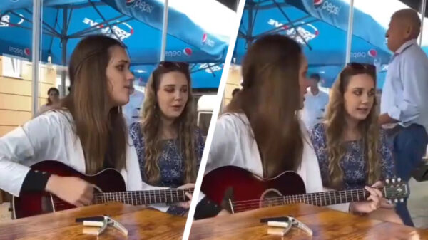 Als je prachtige muziek maakt maar opa op de achtergrond de show steelt