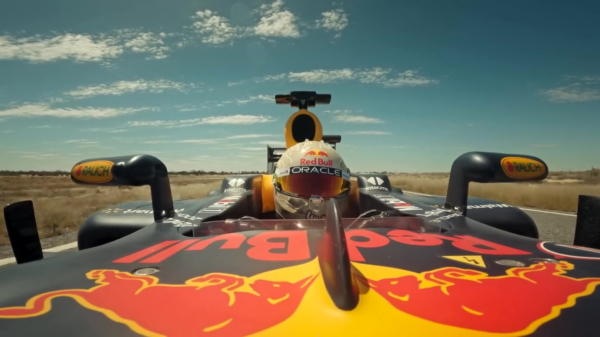 Daniel Ricciardo doet een superbrute roadtrip door Australië in zijn RB7