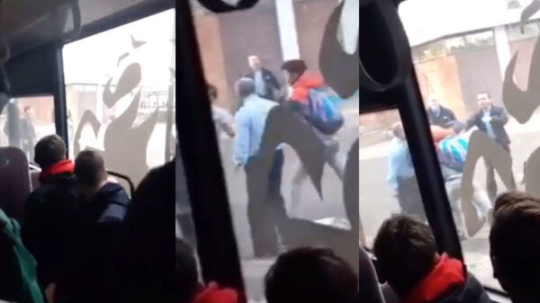 Chauffeur is er klaar mee en gooit twee vervelende pubers zijn bus uit op Almelo Centraal