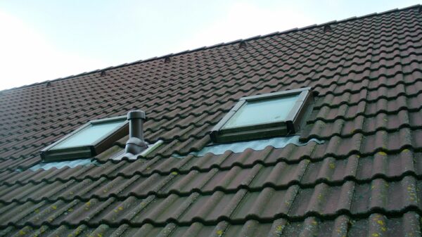 Jaap (83) die kraaiennest verwijderde bungelt drie kwartier aan dakraam