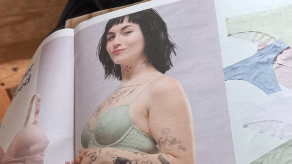 Boze Karen trekt naar Twitter vanwege volgetatoeëerd ondergoedmodel in de HEMA-folder