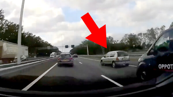 Kan iemand even het rijbewijs van deze knuppel in z'n Renault Clio afnemen?