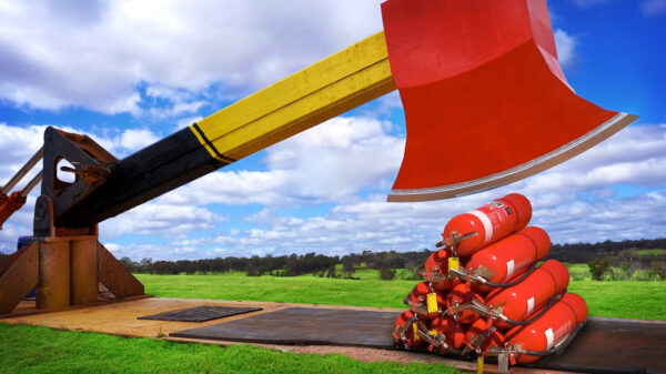 Wat gebeurt er als je een enorme bijl op een stapel brandblussers laat vallen?