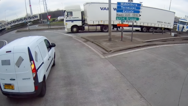 Belgische vrachtwagenchauffeur bijna van z'n sokken gereden door een 'stoemen Ollander'