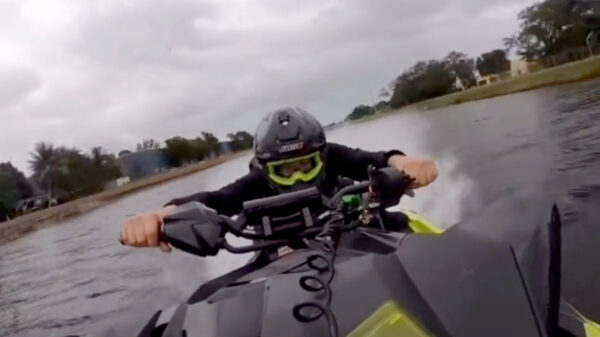 Waarom ook niet: met 145 km/u in een jetski over het water vliegen