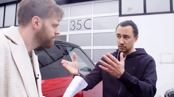 Tim Hofman op bezoek bij kunstenaar Joseph Klibansky vanwege 'gitzwarte werkomstandigheden'