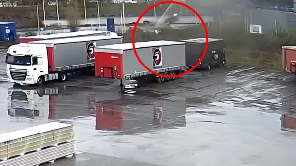 Bizar ongeluk: profvoetballer Sofian Kiyine vliegt met auto door sporthal in Flémalle