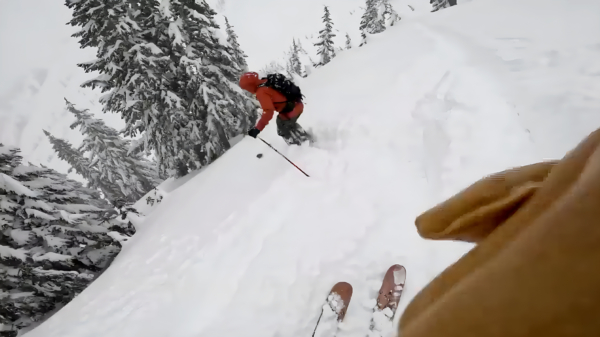 Wow: snowboarder verdwijnt onder een dik pak sneeuw, wordt gered door een oplettende skiër