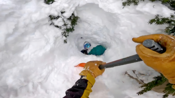 Wow: snowboarder verdwijnt onder een dik pak sneeuw, wordt gered door een oplettende skiër