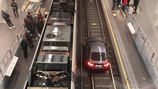 Belgische vrouw rijdt BMW een tramtunnel in en stopt bij eerste station