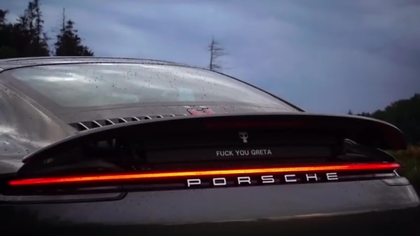 We gokken dat deze Porsche-commercial niet door de keuring gaat komen