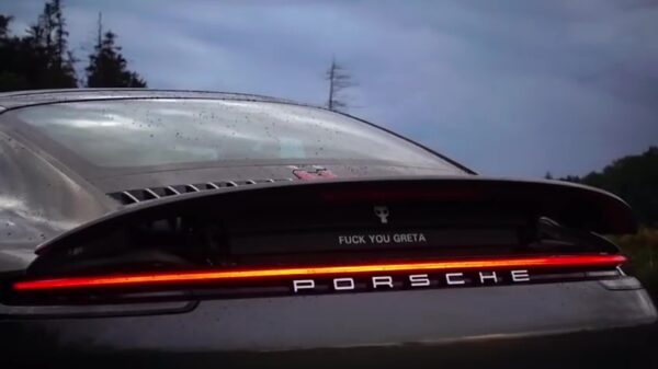 We gokken dat deze Porsche-commercial niet door de keuring gaat komen