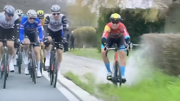 Filip Maciejuk rijdt de berm in en veroorzaakt horrorcrash in Ronde van Vlaanderen