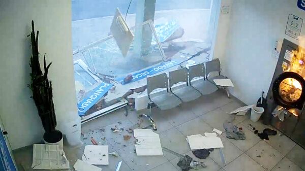 Navulling van aansteker veroorzaakt zieke explosie in een wasserette