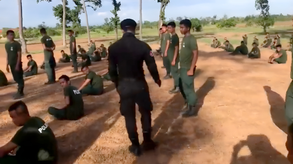 Cambodjaanse politietrainer stelt de weerbaarheid van zijn leerlingen op de proef