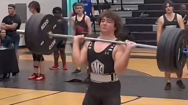 Oef: hoofd van gewichtheffer wordt op een haar na nét niet geplet