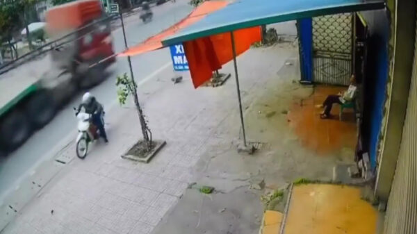 Vietnamese dame heeft het close call-momentje van de dag