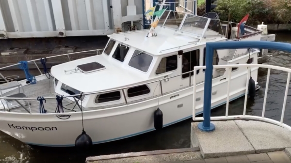 Ook in een nieuwe boot is door een sluis varen is altijd even wennen