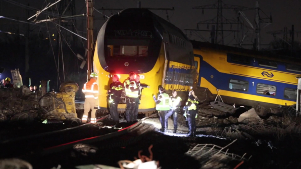 Heftig treinongeluk in Voorschoten: minimaal één dode en 19 gewonden