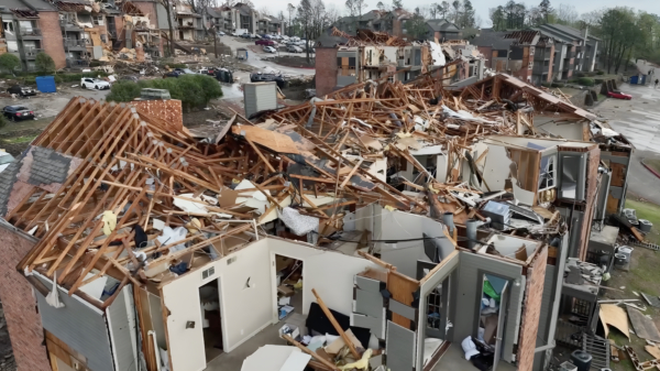 Familie filmt de allesvernietigende tornado die in Arkansas komt overzetten