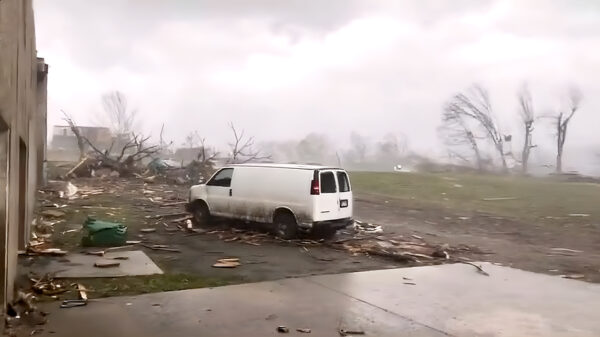 Familie filmt de allesvernietigende tornado die in Arkansas komt overzetten