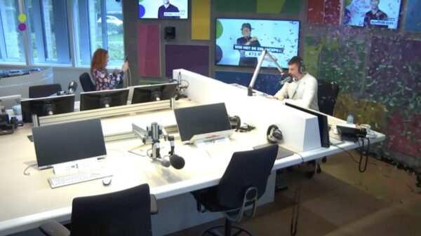 De 20-jarige Simone raadt alle 4 de namen bij "Win met de zin" en neemt €72.000 mee naar huis