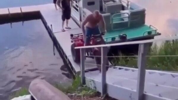 Met je gemotoriseerde driewieler een betonnen trap op rijden