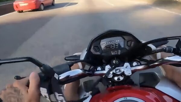 Motorrijder in korte broek komt bijzonder goed weg na harde crash