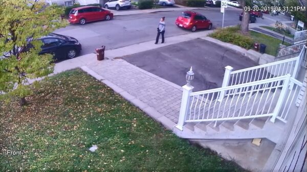 Vrouw met hardnekkig ochtendhumeur slingert kliko tegen willekeurige auto